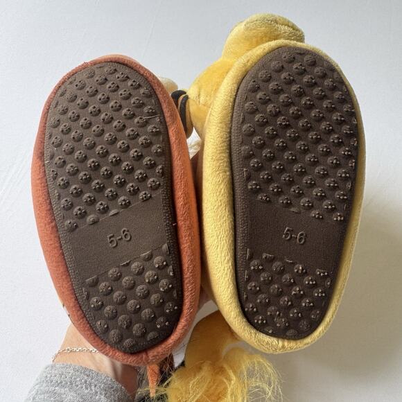 Disney's Lion King Toddler Sock Top Slippers Pumbaa & Simba Boys Size 5-6 Plush - Picture 6 of 7